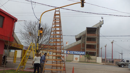 Emplazaron nuevo sem foro en la Avenida Alvear EsChaco